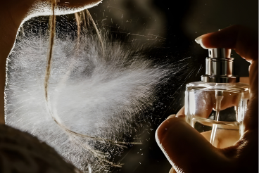Perfume de autor en vaporización